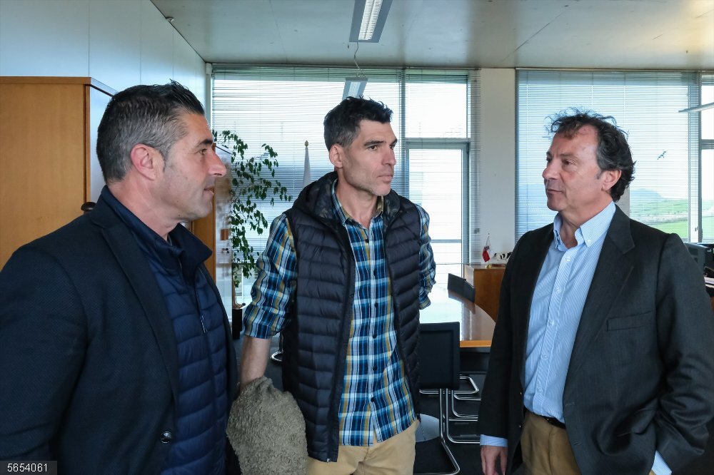 Pesca.- Ganadería analiza construir un camino rural para conectar Santiurde de Toranzo con Villacarriedo El consejero de Desarrollo Rural con el alcalde de Santiurde de Toranzo