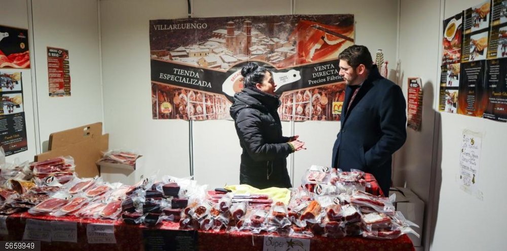 El vicepresidente primero del Gobierno de Aragón y consejero de Desarrollo Territorial, Despoblación y Justicia, Alejandro Nolasco, durante su visita a la I Feria Navideña de Artesanía Aragonesa. El vicepresidente primero del Gobierno de Aragón y consejero de Desarrollo Territorial, Despoblación y Justicia, Alejandro Nolasco, durante su visita a la I Feria Navideña de Artesanía Aragonesa.