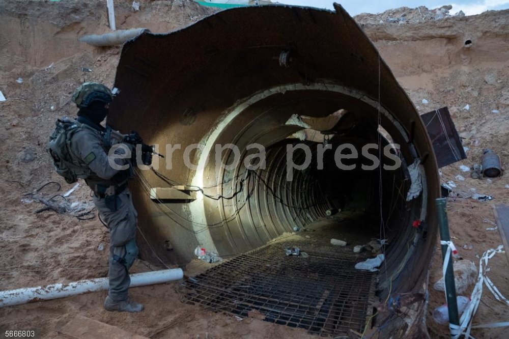 InternacionalCategorias.-O.Próximo.- Israel destruye una red de túneles de Hamás excavada bajo el hospital de Al Shifa BEIJING, Dec. 19, 2023  -- This photo released by the Israel Defense Forces (IDF) on Dec. 17, 2023 shows Israeli soldiers examining a large underground Hamas tunnel system uncovered in the Gaza Strip. The IDF said it has uncovered the largest underground Hamas tunnel system in Gaza so far. The system splits into branches of tunnels, spans over more than 4 km and reaches 400 meters from the Erez crossing, a passageway between Gaza and Israel.