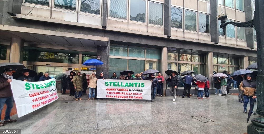 La plantilla de Mecaner se moviliza en Bilbao y pide la implicación de las instituciones para garantizar el futuro Trabajadores de Mecaner de movilización en Bilbao
