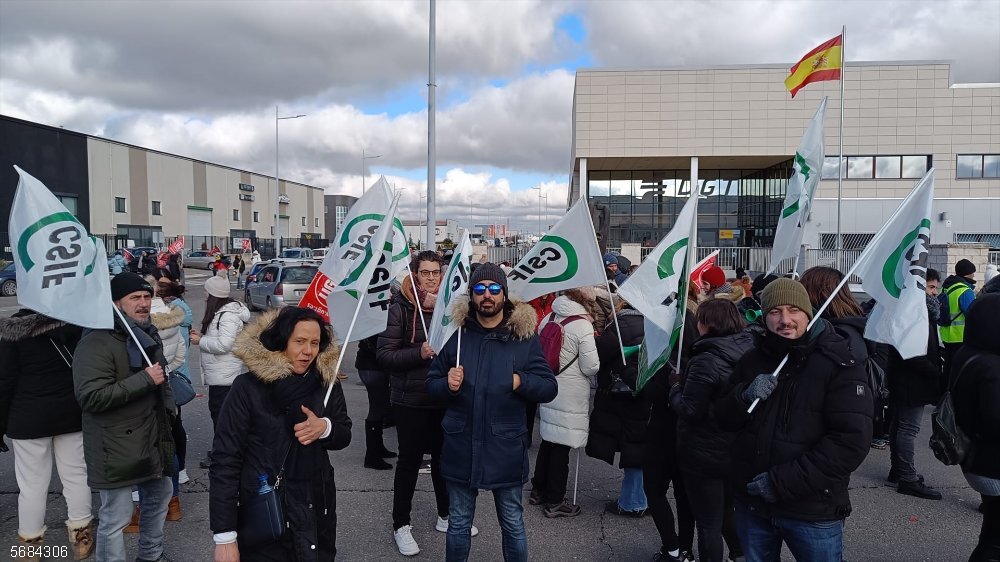 Los trabajadores del Centro Estrada celebran la segunda jornada de huelga, con una concentración a las puertas del edificio. Los trabajadores del Centro Estrada celebran la segunda jornada de huelga, con una concentración a las puertas del edificio.