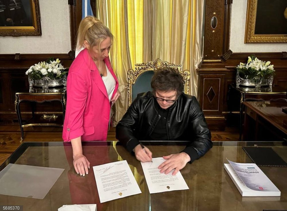 Argentina.- El Gobierno de Milei recurre la suspensión de su reforma laboral El presidente argentino, Javier Milei, firma un documento en su despacho en una imagen de archivo