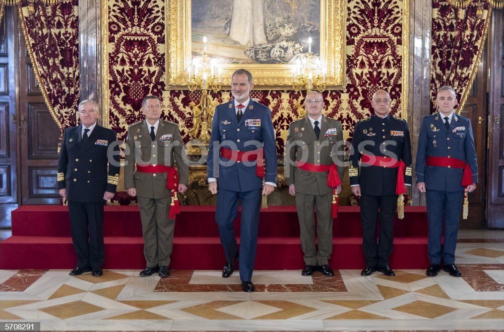 Division Rey El Rey recibe en audiencia militar a un grupo de Generales de División ...