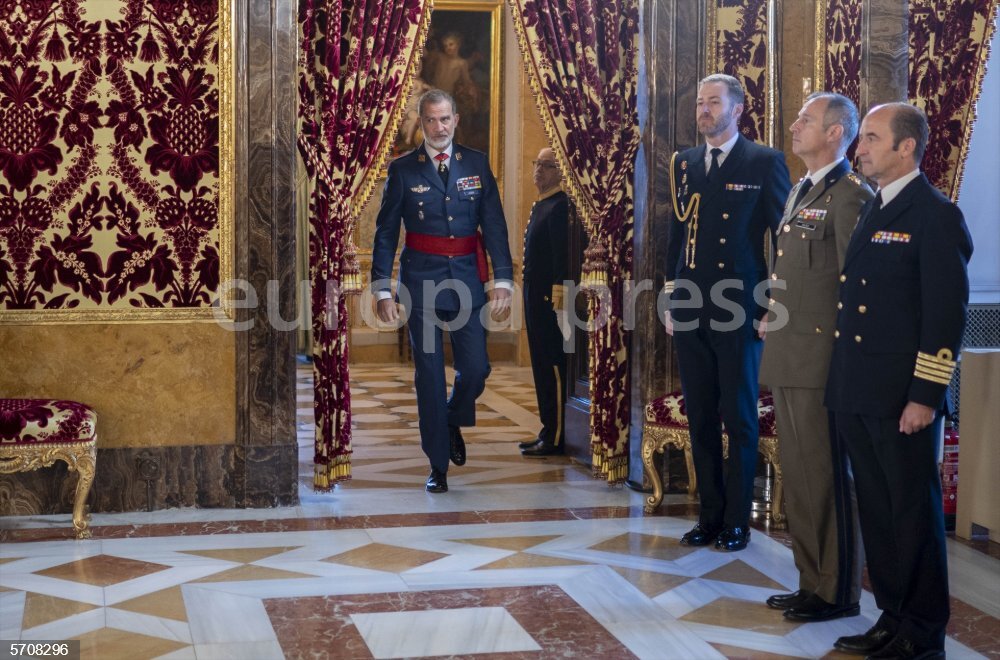 Division Rey El Rey recibe en audiencia militar a un grupo de Generales de División ...