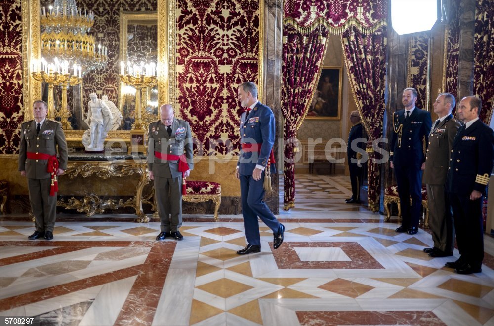 Division Rey El Rey recibe en audiencia militar a un grupo de Generales de División ...