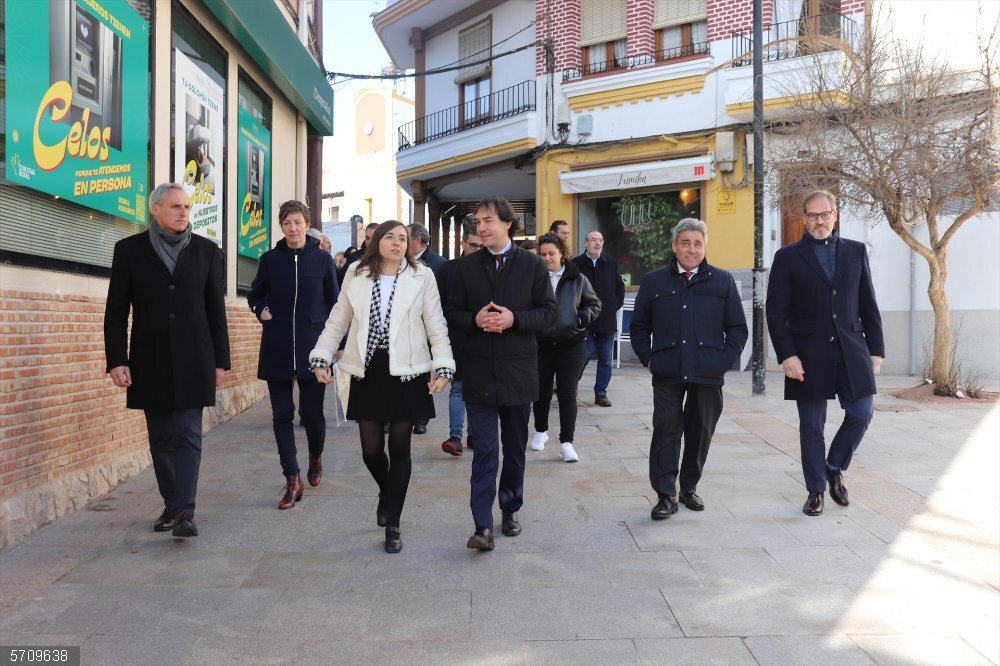 Ciempozuelos.-Viceconsejero de Medio Ambiente visita las obras de saneamiento en el centro y presenta nuevas inversiones El viceconsejero de Medio Ambiente, Agricultura y Ordenación del Territorio, Rafael García, y la alcaldesa de Ciempozuelos, Raquel Jimeno