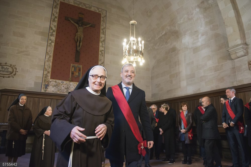 El alcalde de Barcelona, Jaume Collboni, durante su visita a las monjas clarisas del Monestir de Pedralbes. El alcalde de Barcelona, Jaume Collboni, durante su visita a las monjas clarisas del Monestir de Pedralbes.