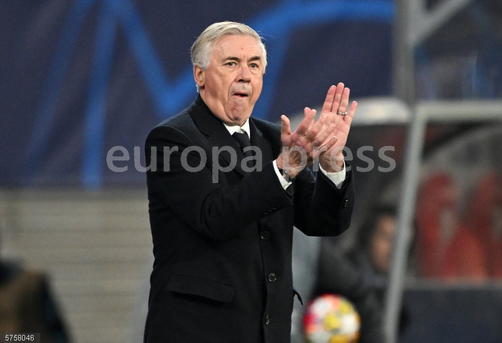 Fútbol/Champions.- Carlo Ancelotti elogia a Andriy Lunin: "Que esté jugando le da confianza" 13 February 2024, Saxony, Leipzig: Real Madrid coach Carlo Ancelotti applauds to his players from the touchline during the UEFA Champions League round of 16 first leg soccer match between RB Leipzig and Real Madrid at the Red Bull Arena. Photo: Robert Michael/dpa