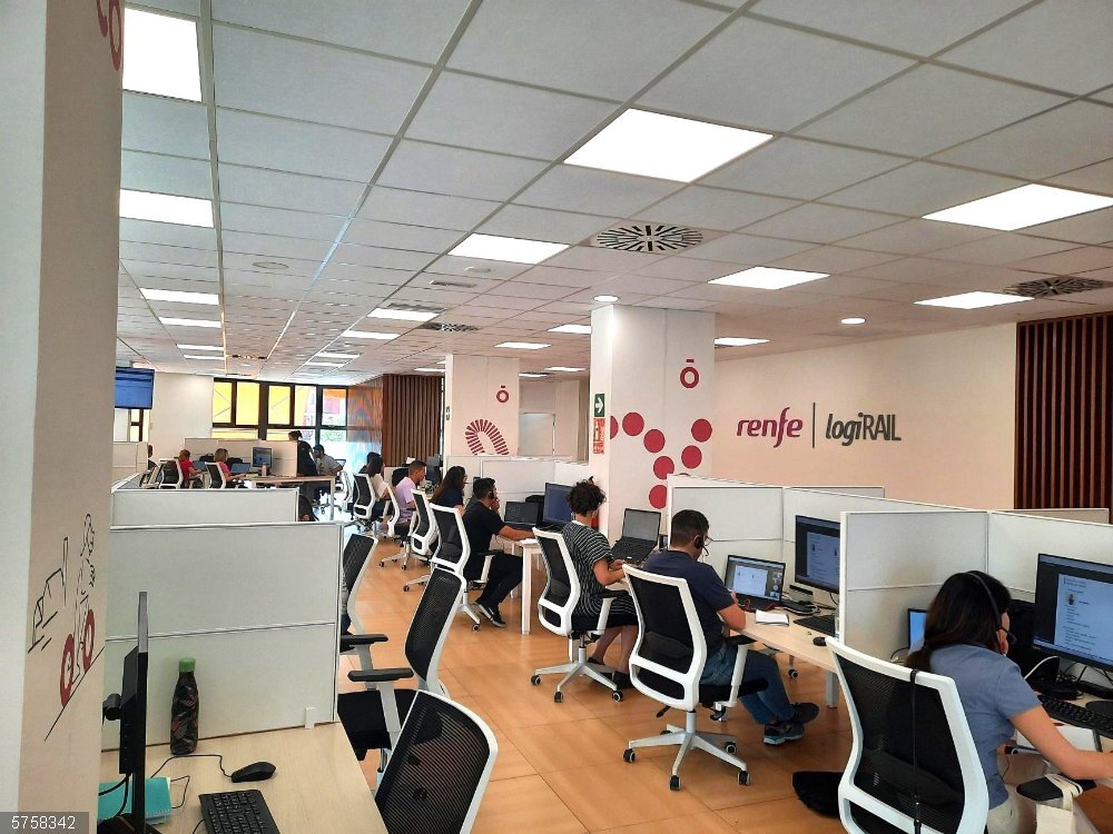 Veinte alumnos asisten en el Centro de Competencias Digitales de Renfe en Mérida a un curso sobre atención al cliente El Centro de Competencias Digitales de Renfe en Mérida imparte formación especializada en atención al cliente