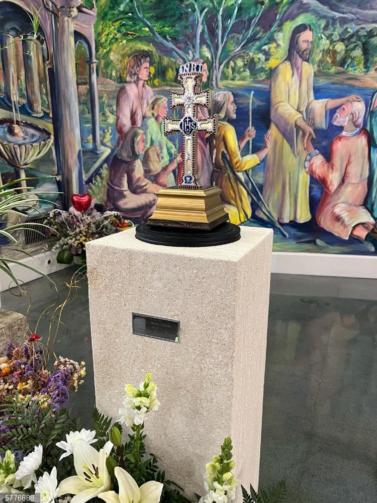 La capilla de la Arrixaca acoge una réplica de la Cruz de Caravaca a petición de la familia de un paciente La réplica que ha quedado depositada en la capilla del Hospital Virgen de la Arrixaca