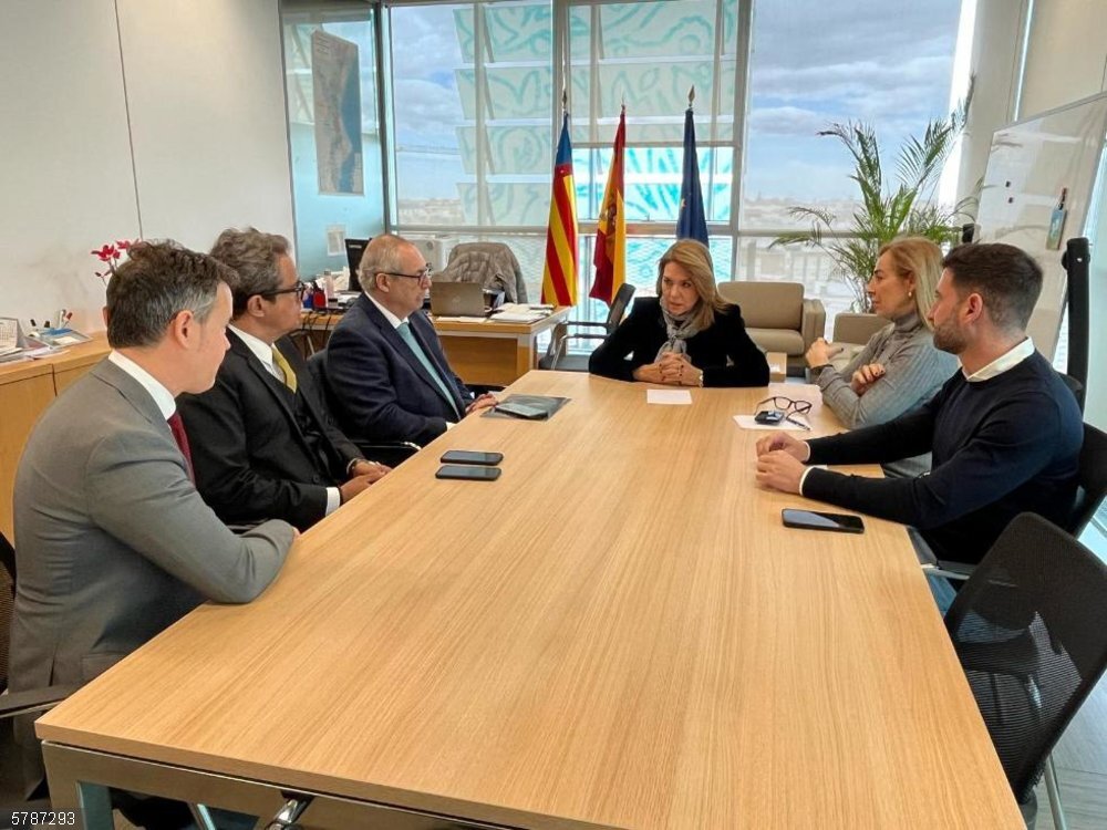 Incendio-. Generalitat se reúne con cónsules de Ucrania, Chile y Perú para abordar la ayuda a afectados de estos países Reunión de Camarero con los cónsules de Ucrania, Chile y Perú