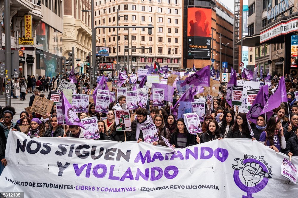 Decenas de estudiantes durante una manifestación convocada por el Sindicato de Estudiantes por el Día Internacional de la Mujer, 8M, en la Gran Vía, a 8 de marzo de 2024, en Madrid (España). Las manifestaciones por el 8M comienzan en Madrid con esta protesta. Violencias machistas, la brecha salarial, las desigualdades laborales o la falta de corresponsabilidad en los cuidados son algunas de las razones que mantienen viva la lucha por los derechos de las mujeres.