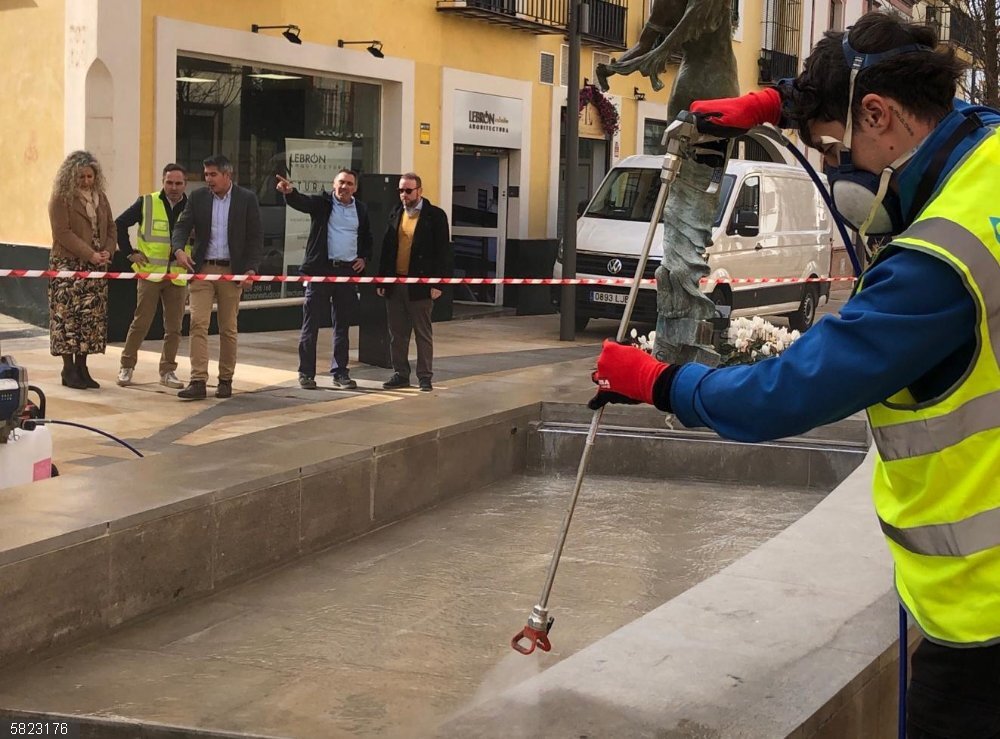 Sevilla.-La calle la Mina de Alcalá de Guadaíra se somete a un tratamiento con nanopartículas para facilitar su limpieza El responsable alcalareño de Hábitat Urbano, David Delgado, ha visitado en la mañana de este miércoles los trabajos, acompañado de la delegada de Fiestas Mayores, Rocío Bastida, y del gerente de la empresa, Juan Borrego.