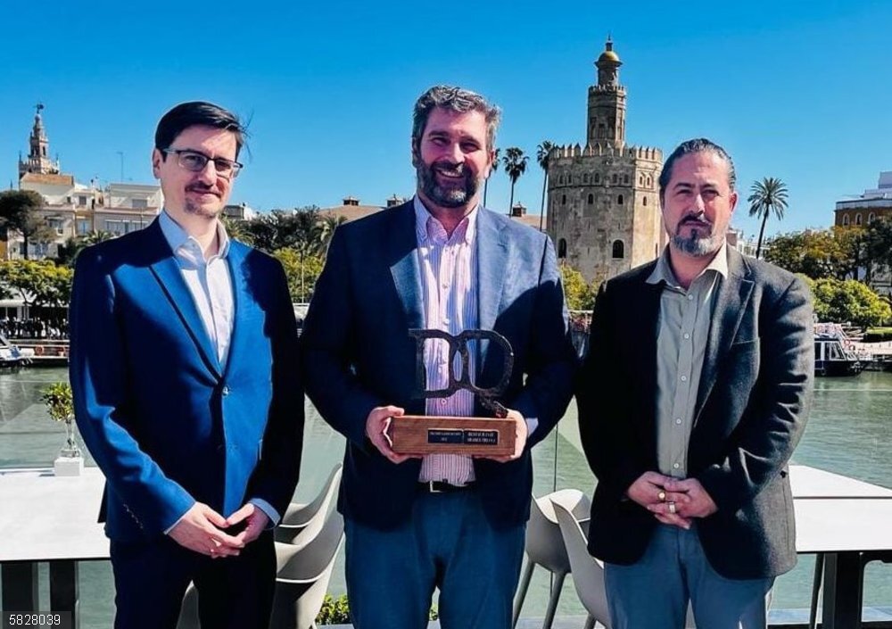 Sevilla.- Las universidades latinoamericanas conceden el trofeo 'Satisfacción 2024 de Doctrina Qualitas' a Abades Triana En el centro, el director de Abades Triana, Francisco Azuaga. A la izquierda el director del área digital del Círculo de Universidades Hispanoamericanas. Alejandro Fernández Costales. A la derecha el CEO del Grupo Doctrina Qualitas, Alejandro Truebano.