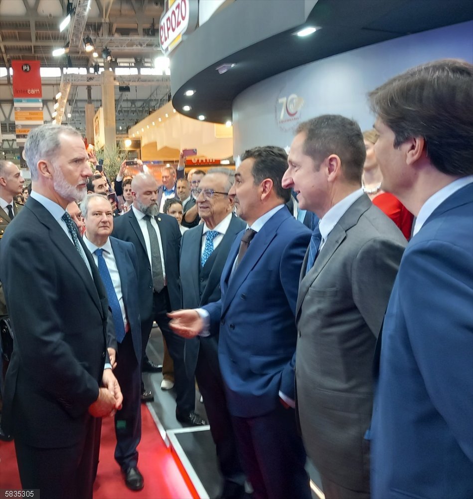 El Pozo Alimentación presenta sus últimas innovaciones en Alimentaria 2024 Su majestad el Rey, Felipe VI saluda a la dirección de la compañía, a su presidente, Tomás Fuertes, al director general, Rafael Fuertes, al director comercial de productos elaborados, José Andrés Alarcón y al director de Exportación Gilberto Sánchez.