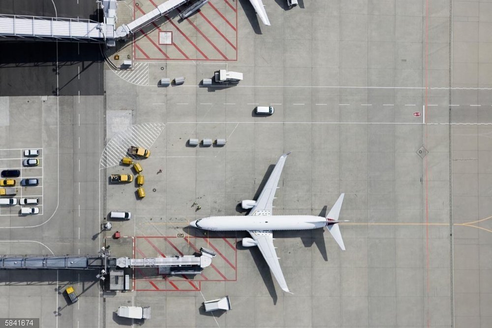 Estados Unidos invertirá 18 millones de euros para mejorar las torres del control de aeropuertos pequeños y regionales Vista aérea de un aeropuerto y un avión