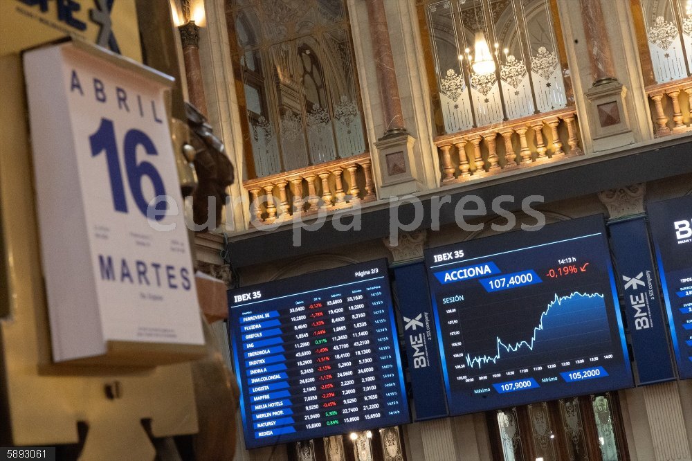 El Ibex cae un 1,4% ante el aumento de la incertidumbre, con Naturgy disparada más de un 8% Paneles del Ibex 35 en el Palacio de la Bolsa, a 16 de abril de 2024, en Madrid (España).  El Ibex 35 caía un 1,36% hacia la media sesión, en un contexto de acumulación de riesgos e incertidumbres, destacando el repunte de más de un 8% de Naturgy ante la posible entrada de nuevos inversores, algo confirmado por Criteria Caixa, accionista de referencia con un 26,7% del capital. Ha llevado al selectivo a perder la cota de los 10.600 puntos, tras los malos resultados registrados ayer en Wall Street por el temor de la respuesta que dará Israel al ataque iraní de este fin de semana.