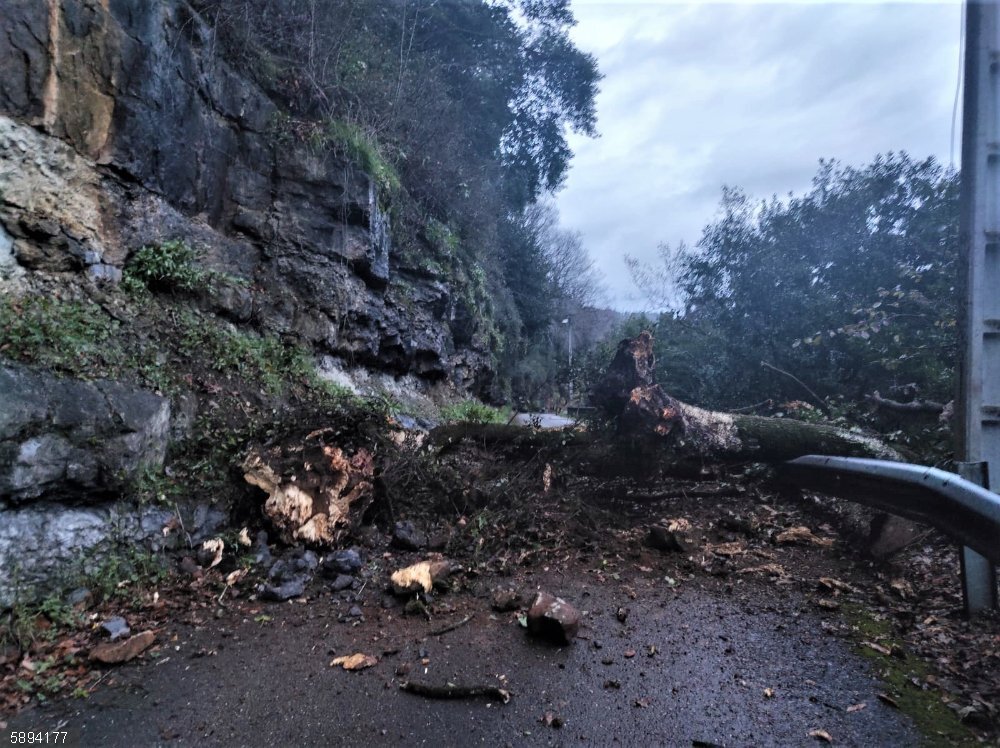 Desprendimiento en la carretera entre San Pedro de Rudagüera y Lloredo, en Alfoz de Lloredo Desprendimiento en la carretera entre San Pedro de Rudagüera y Lloredo, en Alfoz de Lloredo