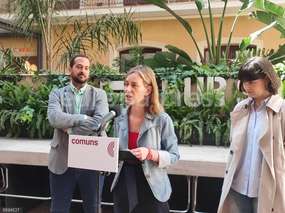 La candidata de Comuns-Sumar a la presidencia de la Generalitat, Jéssica Albiach, junto con la diputada de Sumar en el Congreso por Girona, Júlia Boada, y el número 11 de la formación por Barcelona a las elecciones catalanes, Jordi Malins. La candidata de Comuns-Sumar a la presidencia de la Generalitat, Jéssica Albiach, junto con la diputada de Sumar en el Congreso por Girona, Júlia Boada, y el número 11 de la formación por Barcelona a las elecciones catalanes, Jordi Malins.