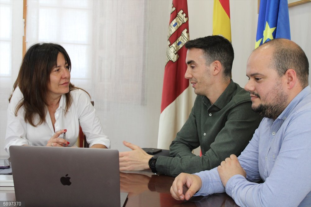 El VID Festival de Daimiel contará con apoyo del Gobierno regional para promocionar música, turismo, vino y gastronomía La delegada de la Junta, Blanca Fernández, se reúne con responsables del VID Festival de Daimiel.