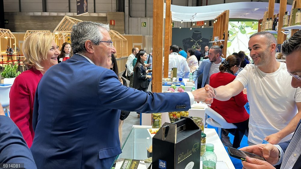 Málaga.- Salado destaca en Salón Gourmets la excelencia de los productos malagueños y su capacidad para generar empleo El presidente de la Diputación, Francisco Salado, durante su visita a Salón Gourmets, donde la marca Sabor a Málaga está realizando un destacado despliegue