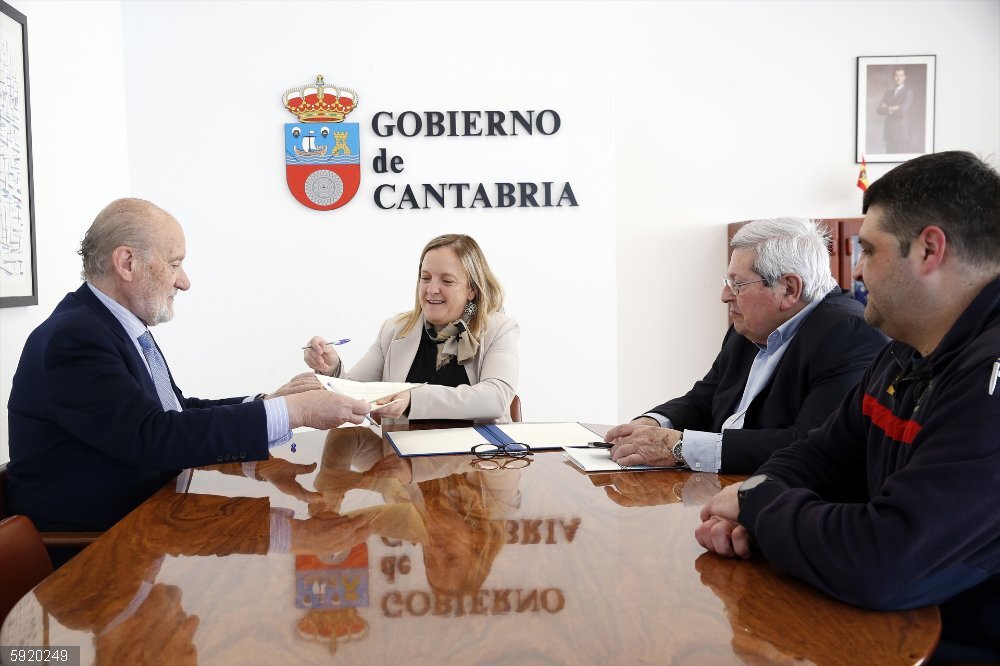 Presidencia renueva su apoyo a los Bomberos Voluntarios de Santander con un nuevo convenio dotado con 12.000 euros La consejera de Presidencia, Justicia, Seguridad y Simplificación Administrativa, Isabel Urrutia, firma un convenio de colaboración con los Bomberos Voluntarios de Santander