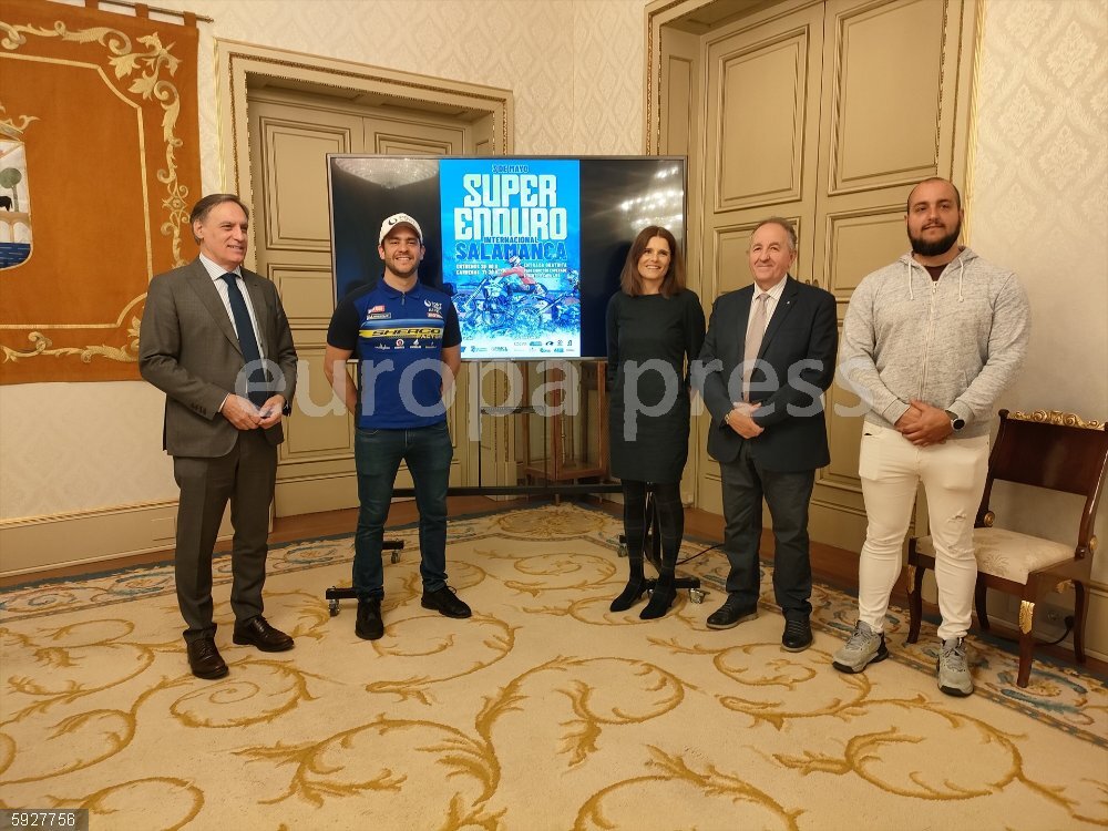 Unos 30 pilotos internacionales competirán este viernes en una prueba de 'SuperEnduro' por las calles de Salamanca El alcalde de Salamanca, Carlos García Carbayo, el piloto Lorenzo Santolino, la concejala Almudena Parres, el director del MHAS, Luis Miguel Mata, y uno de los organizadores, de izquierda a derecha, en la presentación de la competición