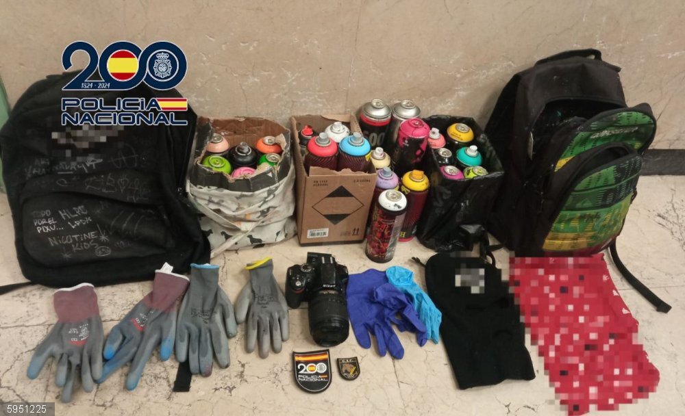 Sucesos.- Detenidos 4 grafiteros por pintar en más de 50 metros cuadrados de vagones del Metro de Madrid Detenidos 4 grafiteros por pintar en más de 50 metros cuadrados de vagones del Metro de Madrid