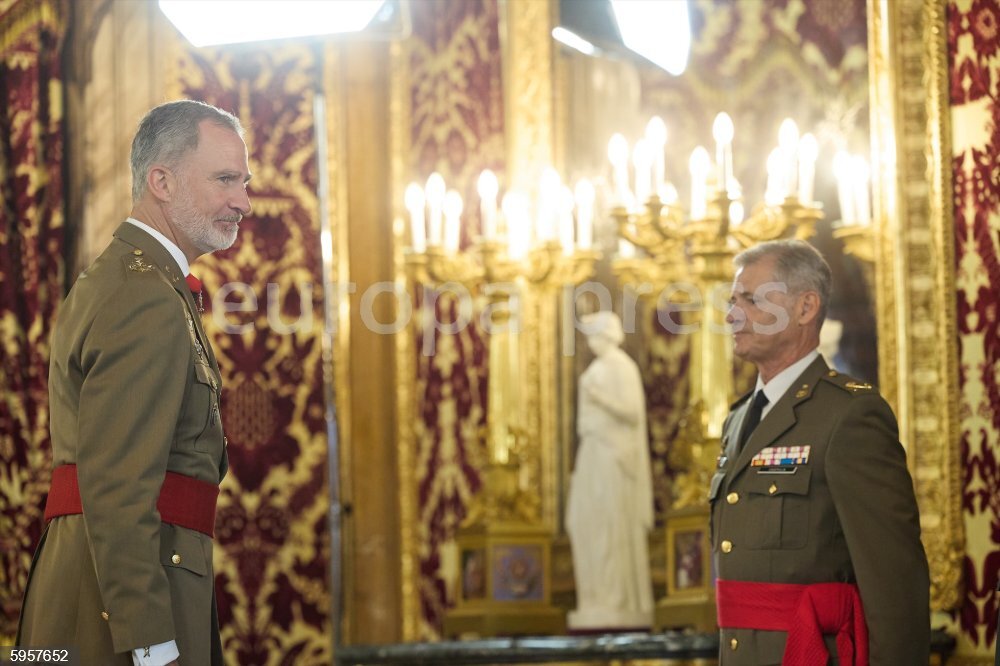 Division Rey El Rey recibe en audiencia a un grupo de Generales de División ...