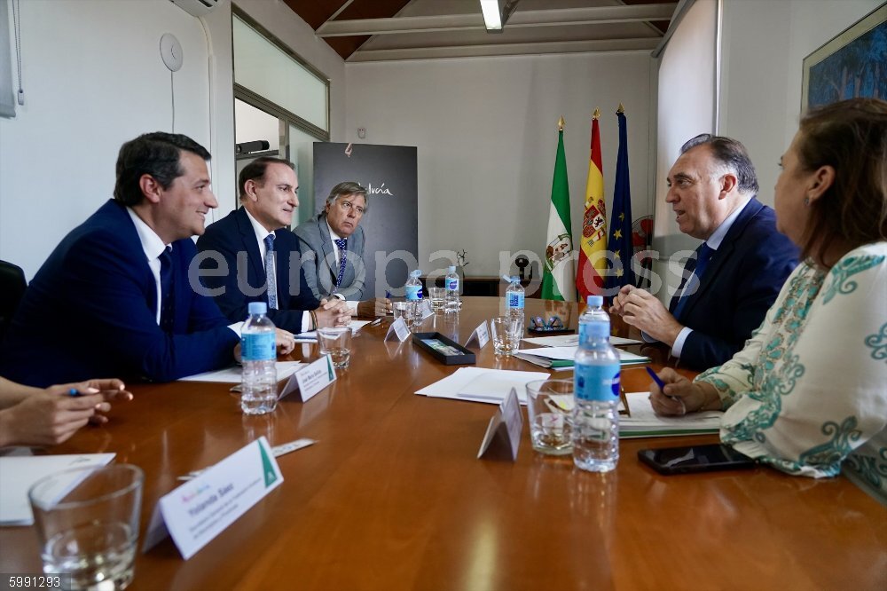 Arturo Bernal se reúne con empresarios de Andalucía para tratar el tema de la tasa turística El consejero de Turismo, Cultura y Deporte, Arturo Bernal (2d), durante la reunión con empresarios de Andalucía. A 27 de mayo de 2024, en Málaga (Andalucía, España). El consejero de Turismo, Cultura y Deporte, Arturo Bernal, se ha reunido con el presidente de la Confederación de Empresarios de Andalucía (CEA), Javier González de Lara, y el presidente de la Federación Andaluza de Municipios y Provincias (FAMP), José María Bellido, para tratar el tema de la tasa turística.