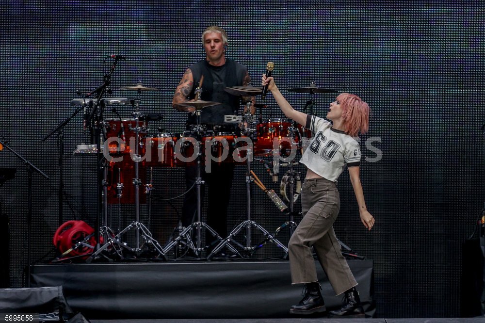 Paramore actúan como teloneros en la gira europea de The Eras Tour El grupo Paramore durante un concierto, en el Estadio Santiago Bernabéu, a 29 de mayo de 2024, en Madrid (España). La banda estadounidense, compuesta en la actualidad por la vocalista Hayley Williams, el guitarrista Taylor York y el baterista Zac Farro, actúan como teloneros de la cantante Taylor Swift en su gira europea de The Eras Tour. El estilo de Paramore, en sus casi dos décadas de trayectoria desde su disco debut ‘All we know is falling’ (2005), se ha movido entre el punk, el rock alternativo y el pop.