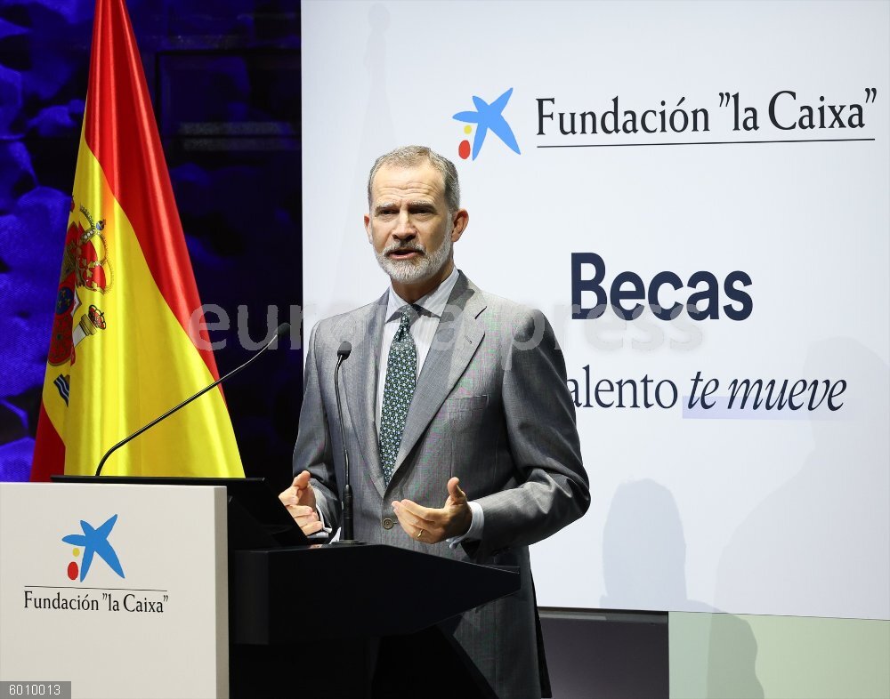Felipe VI preside la 42ª edición de las becas de posgrado en el extranjero de la Fundación 'la Caixa' El Rey Felipe VI interviene durante la 42ª edición de la ceremonia de entrega de las becas de posgrado en el extranjero de la Fundación 'la Caixa', en el CaixaForum Madrid, a 5 de junio de 2024, en Madrid (España). El Rey ha presidido hoy la entrega de las Becas de ‘la Caixa’ a un centenar de estudiantes universitarios que han sido seleccionados por su excelencia y han obtenido admisión en algunas de las mejores universidades del mundo. Desde 1982, la entidad ha destinado más de 200 millones de euros a este programa de becas, uno de los más relevantes de Europa.