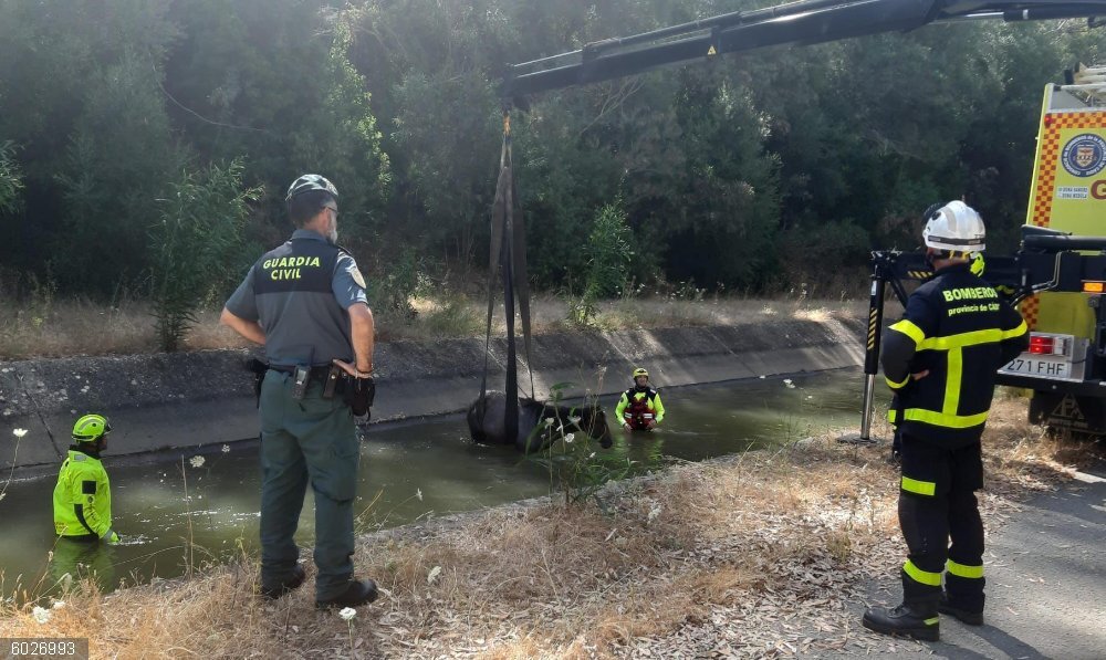 Cádiz.-Sucesos.- Denunciado el propietario de una yegua que quedó atrapada en un canal de agua en San Roque Bomberos y Guardia Civil en el rescate de una yegua atrapada en un canal de agua en San Roque.