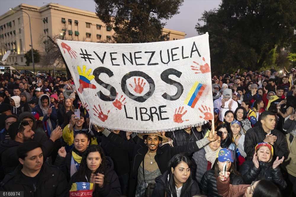 Venezuela.- EEUU y diez países latinoamericanos rechazan la sentencia del TSJ venezolano e insisten en una auditoría August 17, 2024, Buenos Aires, Argentina: A protester displays a placard saying 'Free Venezuela' during the demonstration. María Corina Machado achieved a massive call in 373 cities around the world to defend the will of Venezuelans expressed at the polls on July 28 and protest against Nicolás Maduro's fraud.
