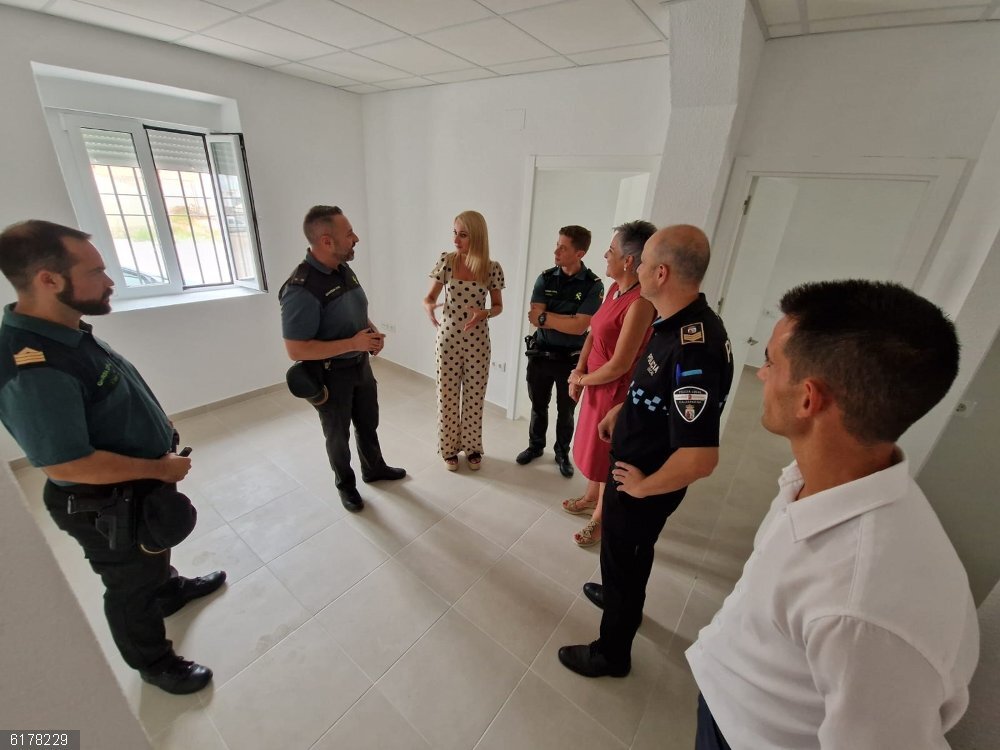 Eficiencia energética.- Rehabilitan el cuartel de la Guardia Civil de Calasparra y mejoran su eficiencia energética La delegada del Gobierno, Mariola Guevara, durante la visita