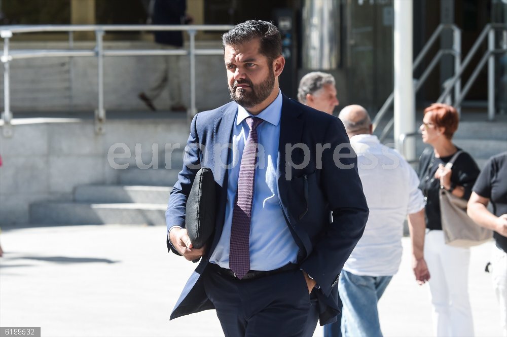 El presidente de Iustitia Europea, Luis María Pardo, declara ante el juez por el caso Begoña Gómez El presidente de Iustitia Europea, Luis María Pardo, a su salida de los juzgados de Plaza de Castilla tras declarar contra Begoña Gómez en calidad de acusación popular, a 9 de septiembre de 2024, en Madrid (España). El abogado y presidente del partido político Iustitia Europea, que se presentó a las elecciones europeas del pasado 9 de junio, ha sido citado a declarar ante los Juzgados de Instrucción de Plaza de Castilla.