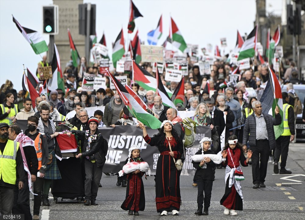 Pro-Palestine rally in Edinburgh 05 October 2024, United Kingdom, Edinburgh: People take part in a silent funeral procession through Edinburgh city centre as part of the Scottish National Demonstration for Palenstine, ahead of the anniversary of the October 7 attacks in Israel. Photo: Lesley Martin/PA Wire/dpa