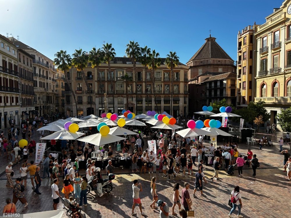Málaga.- El salón de belleza solidario 'Fuertes y Hermosas' duplica asistencia y recaudación en su décimo aniversario Celebración de Fuertes y Hermosas en la plaza de la Constitución, donde se recaudaron 10.000 euros que se destinarán a apoyar a mujeres que son víctimas de violencia.