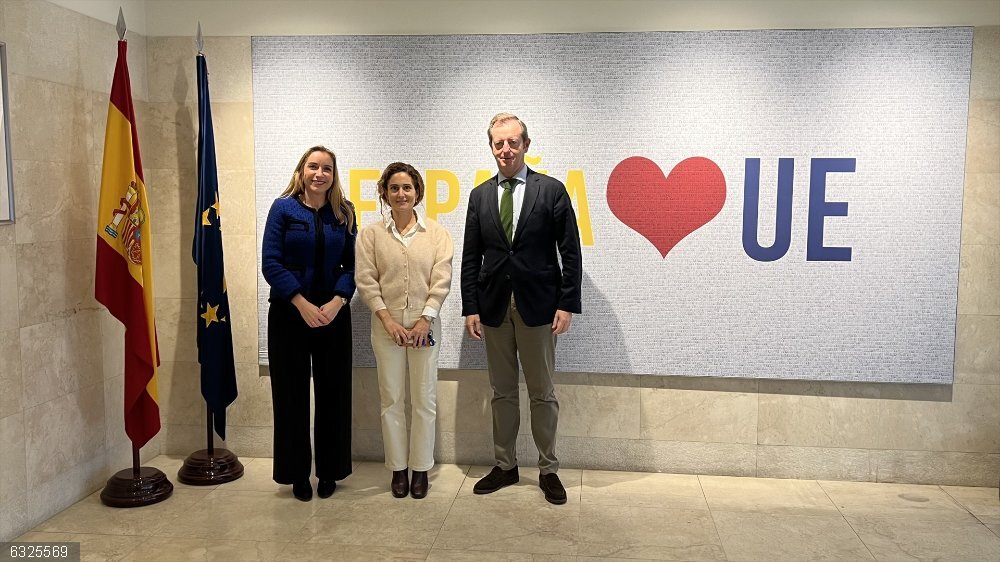 FEDIFAR pide a la consejera de Sanidad de la REPER diferenciar la labor de la distribución farmacéutica de gama completa De izquierda a derecha: la presidenta de FEDIFAR, Matilde Sánchez Reyes, la consejera de Sanidad de la REPER, Lucía Merino de la Nuez, y el director general de FEDIFAR, Miguel Valdés