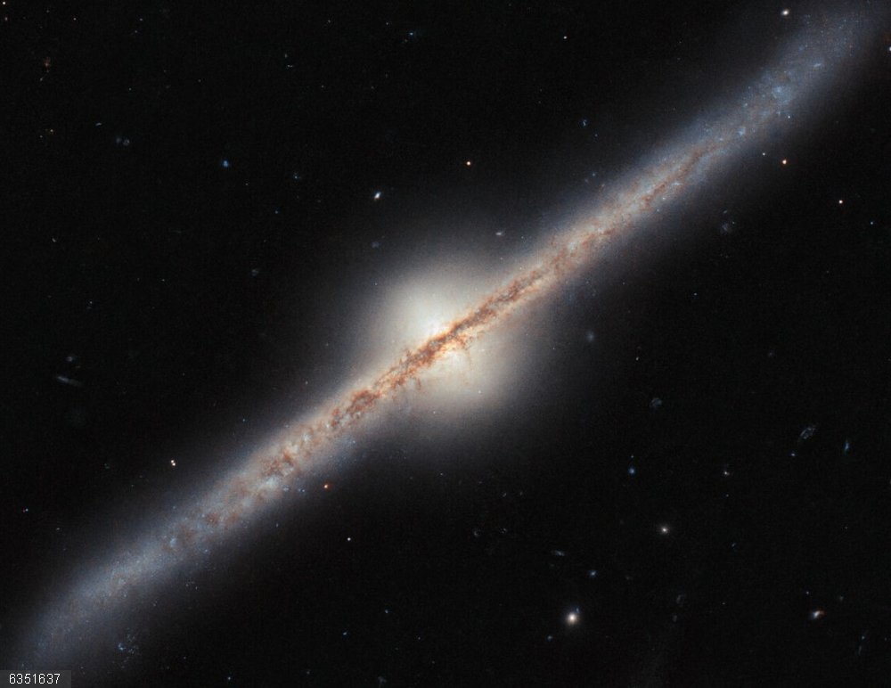 Hubble muestra una galaxia espiral de lado Galaxia UGC 10043