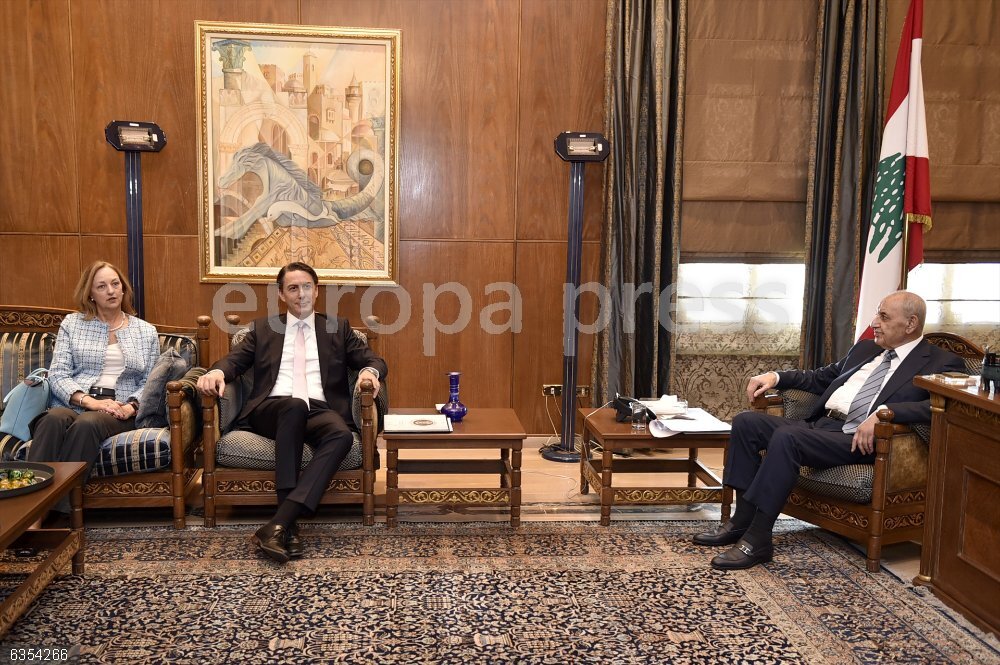 US envoy Hochstein in Beirut for cease-fire talks HANDOUT - 20 November 2024, Lebanon, Beirut: US special envoy Amos Hochstein (C) meets with Lebanese Parliament Speaker Nabih Berri for the second day to figure out an end to the conflict between Israel and Hezbollah which has been raging for months. Photo: Hassan Ibrahim/Lebanese Parliament/dpa - ATTENTION: editorial use only and only if the credit mentioned above is referenced in full