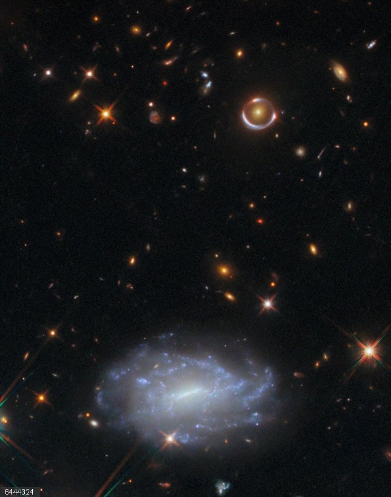 Hubble capta una gama de distancias asombrosa en la constelación de Hidra -  EUROPAPRESS