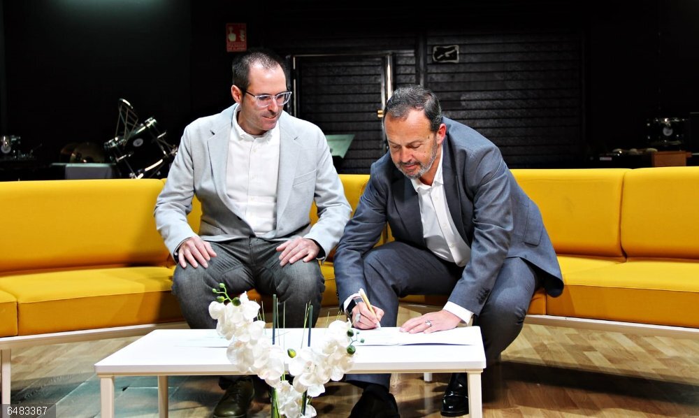 Avace y Caixa Popular acuerdan facilitar la financiación de instalaciones de autoconsumo a comunidades energéticas AVACE y Caixa Popular firman un convenio para facilitar la financiación a las comunidades energéticas