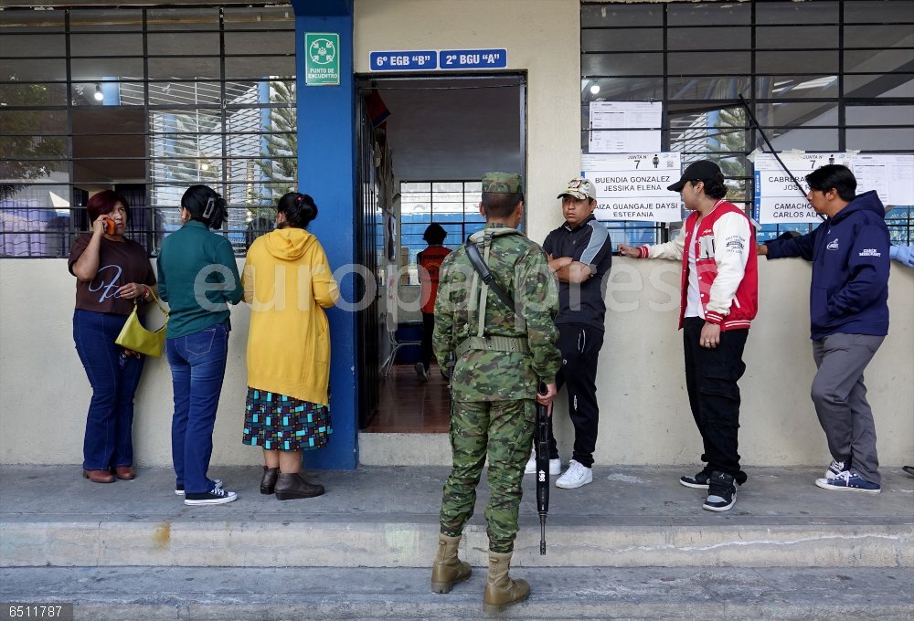 Ecuador.- Más de 1.100 sancionados por violar la ley seca en las elecciones presidenciales de Ecuador QUITO, Feb. 10, 2025  -- Voters line up to cast their ballots in Quito, Ecuador, Feb. 9, 2025.
  Ecuadorans went to the polls on Sunday to elect a president, a vice president, 151 members of the National Assembly and five members of the Andean Parliament for a four-year term.