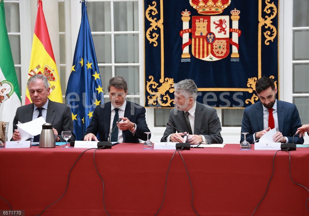 Grande-Marlaska preside una reunión de coordinación del dispositivo de seguridad de la Cuarta Conferencia Internacional sobre la Financiación para el Desarrollo (FpD4) organizada por Naciones Unidas El ministro del Interior, Fernando Grande-Marlaska (2d), junto al delegado del Gobierno, Pedro Fernández (2i), el alcalde de Sevilla, José Luis Sanz (1i), y el secretario de Estado Rafael Pérez (1d), durante la reunión sobre el FpD4. A 11 de marzo de 2025, en Sevilla (Andalucía, España). El ministro del Interior, Fernando Grande-Marlaska, ha presidido en Sevilla una reunión de coordinación del dispositivo de seguridad para la celebración de la Cuarta Conferencia Internacional sobre la Financiación para el Desarrollo (FpD4) organizada por Naciones Unidas, que tendrá lugar del 30 de junio al 3 de julio.