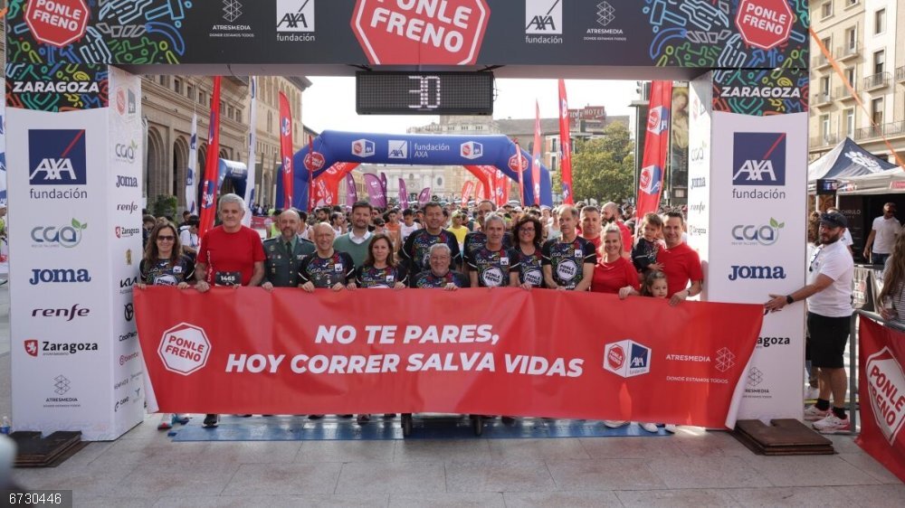 Pancarta en la salida de la Ponle Freno 2025 de Zaragoza celebrada este domingo. Pancarta en la salida de la Ponle Freno 2025 de Zaragoza celebrada este domingo.
