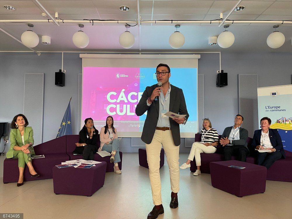 El concejal de Cultura de Cáceres, Jorge Suárez, presenta la candidatura de Cácerse 2031 en La Roche Sur Yon (Francia) El concejal de Cultura de Cáceres, Jorge Suárez, presenta la candidatura de Cácerse 2031 en La Roche Sur Yon (Francia)