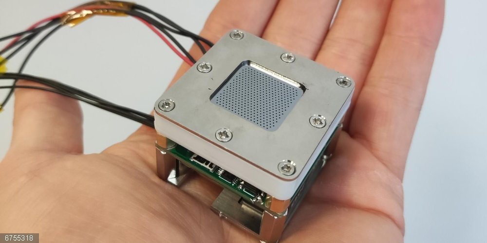 Una empresa española lidera un proyecto para impulsar la producción de propulsores eléctricos para nanosatélites Módulo del propulsor junto a la electrónica de control con dos chips en el centro (solo uno es visible) fabricado en el IMB-CNM.