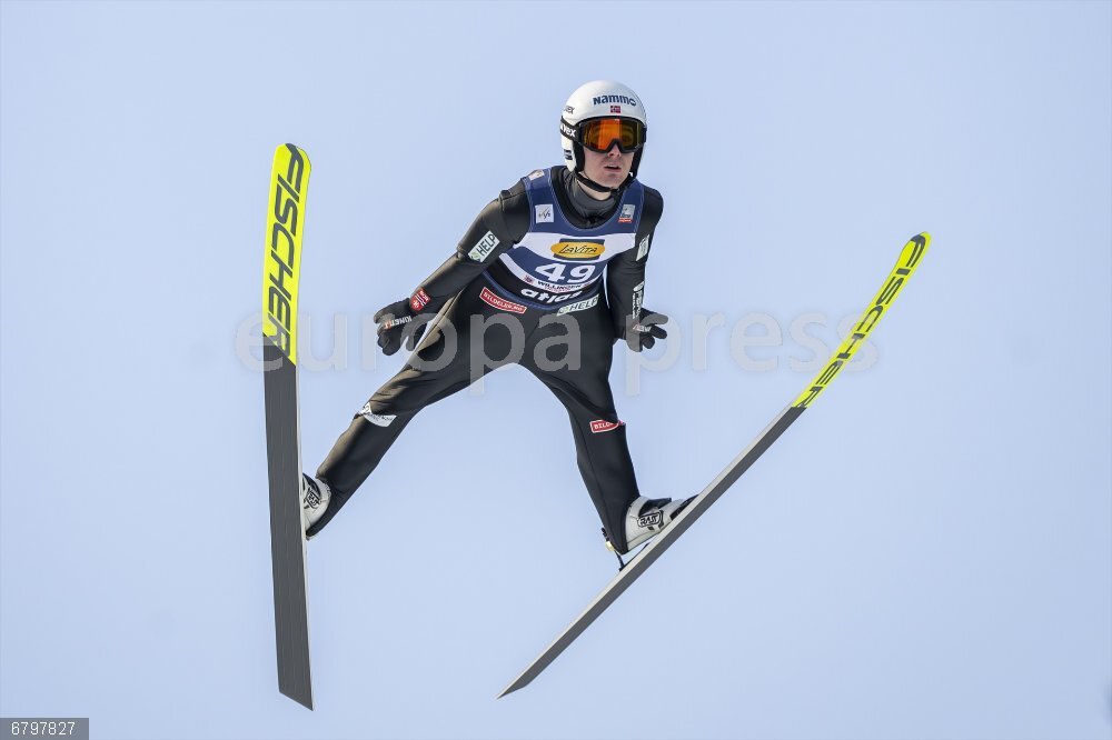 Esquí.- Las infracciones en el equipamiento de los saltos se sancionarán con tarjetas amarillas y rojas FILED - 02 February 2025, Hesse, Willingen: Norwegian ski jumper Kristoffer Eriksen Sundal from Norway jumps during 1st round of the men's large hill competition at the Nordic Skiing/Jumping World Cup. Three additional Norwegian ski jumpers have been suspended after a cheating scandal at the Nordic skiing world championships, ruling body FIS said in a news conference. Kristoffer Eriksen Sundal, Robert Johansson and Robin Pedersen received their suspension shortly after they had competed in the qualification for the World Cup event in Oslo later. Photo: David Inderlied/dpa