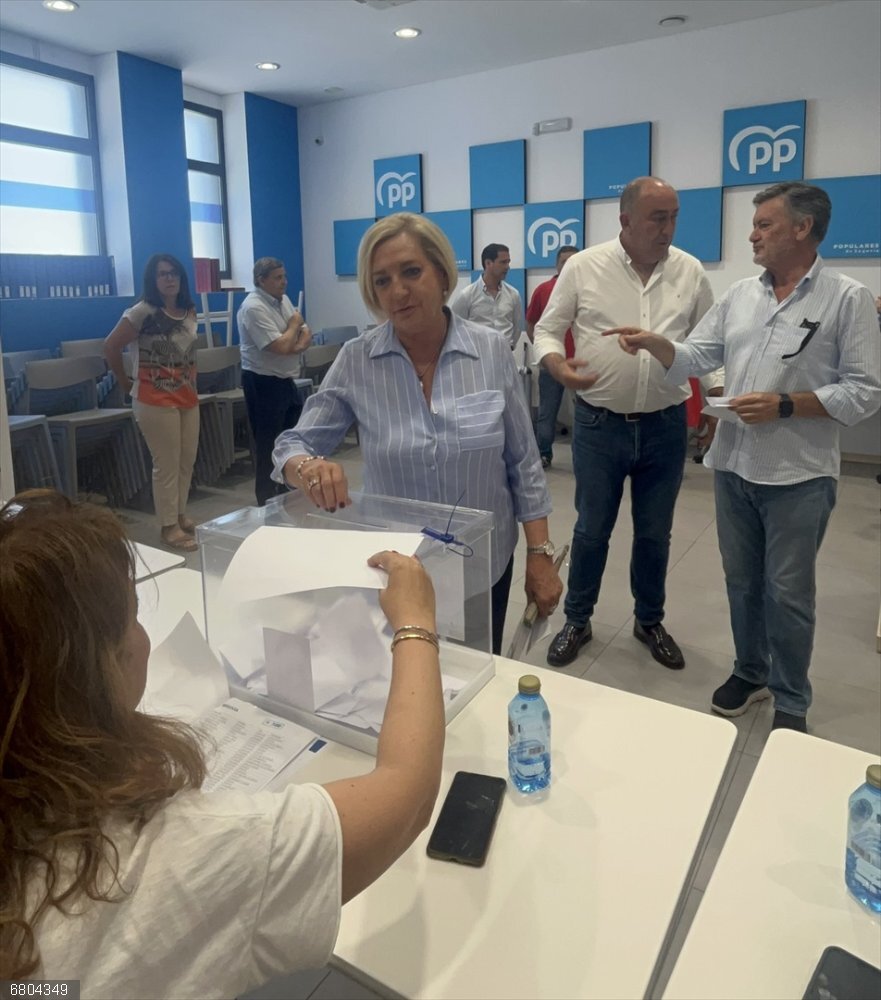 Francisco Vázquez: "Sánchez pone en la dirección interina del PSOE a la gerente, que está al tanto de las finanzas" Paloma Sanz en el momento de votar, con Francisco Vázquez (dcha) y el presidente de la Diputación, Miguel Ángel de Vicente, tras ella (PP
Segovia).